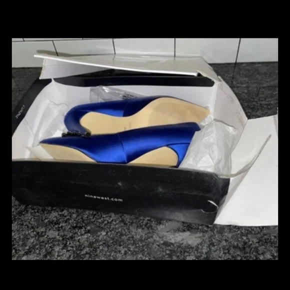 Nine West pointy toe Blue Satin sexy pumps heels with crystal applicae Size 9M - Picture 10 of 10